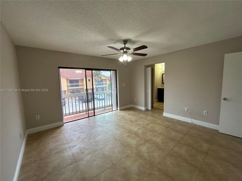 Activo con contrato: $435,000 (3 camas, 2 baños, 1610 Pies cuadrados)