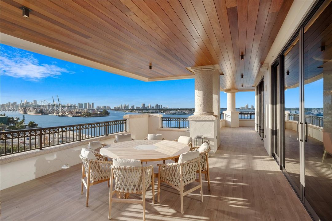 En Venta: $18,500,000 (4 camas, 4 baños, 4420 Pies cuadrados)