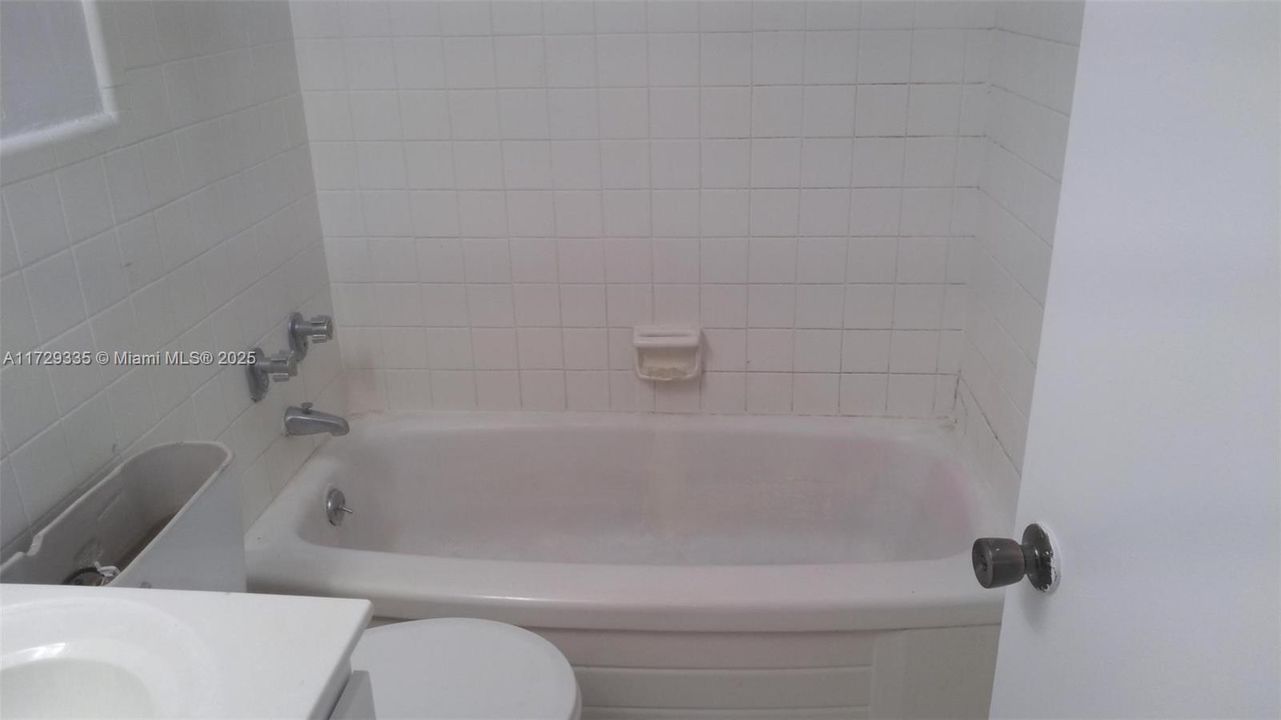 待售: $350,000 (0 贝兹, 1 浴室, 370 平方英尺)