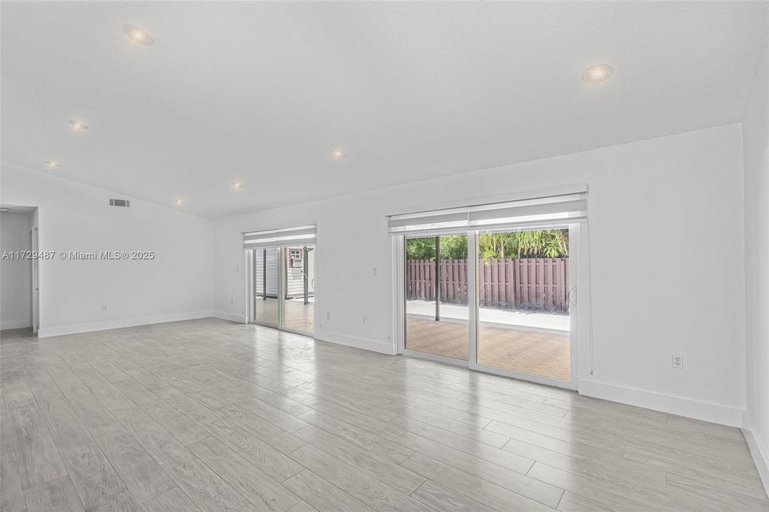 最近租的: $5,000 (5 贝兹, 2 浴室, 1937 平方英尺)