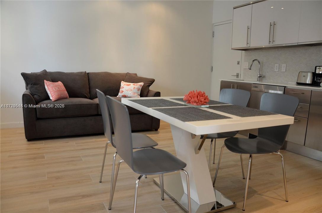 待售: $279,000 (1 贝兹, 1 浴室, 428 平方英尺)