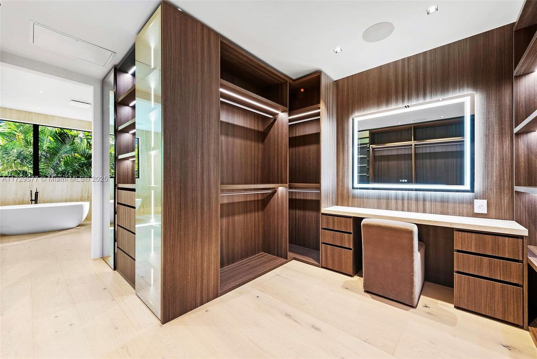 For Sale: $14,950,000 (6 beds, 7 baths, 7657 Square Feet)