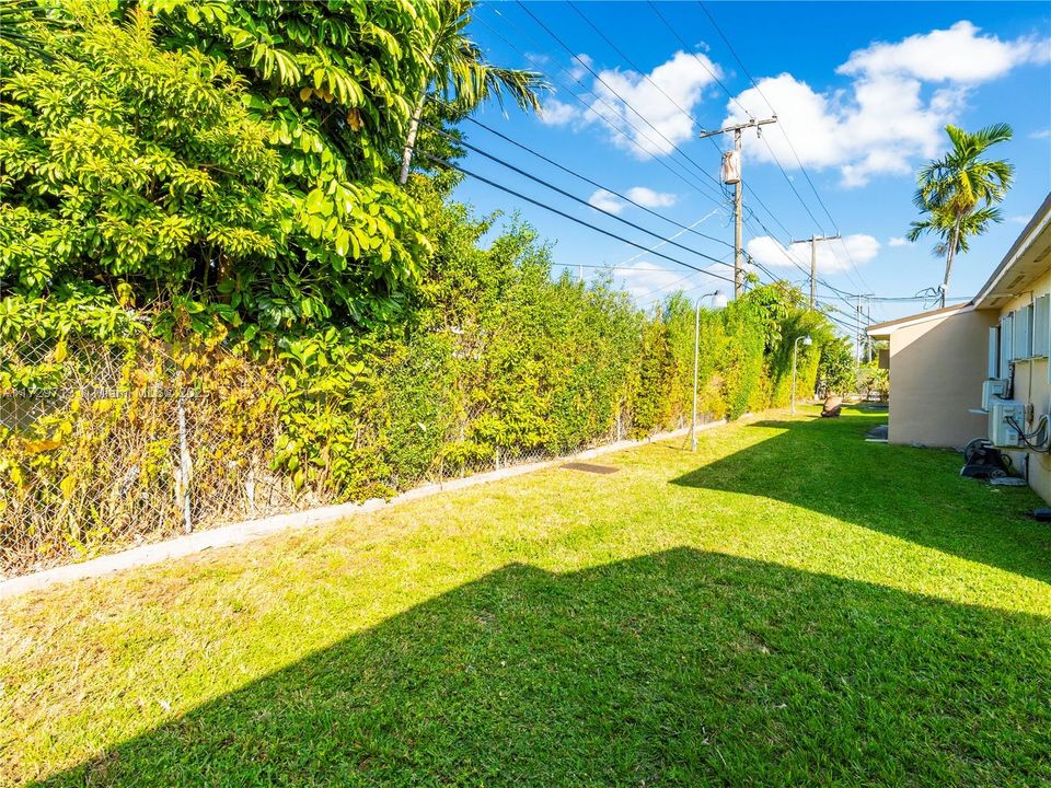 最近售出: $2,999,000 (0 贝兹, 0 浴室, 6729 平方英尺)