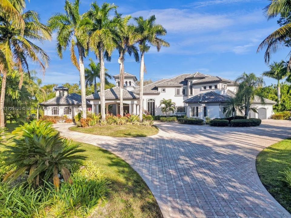 For Sale: $5,179,000 (6 beds, 6 baths, 7488 Square Feet)