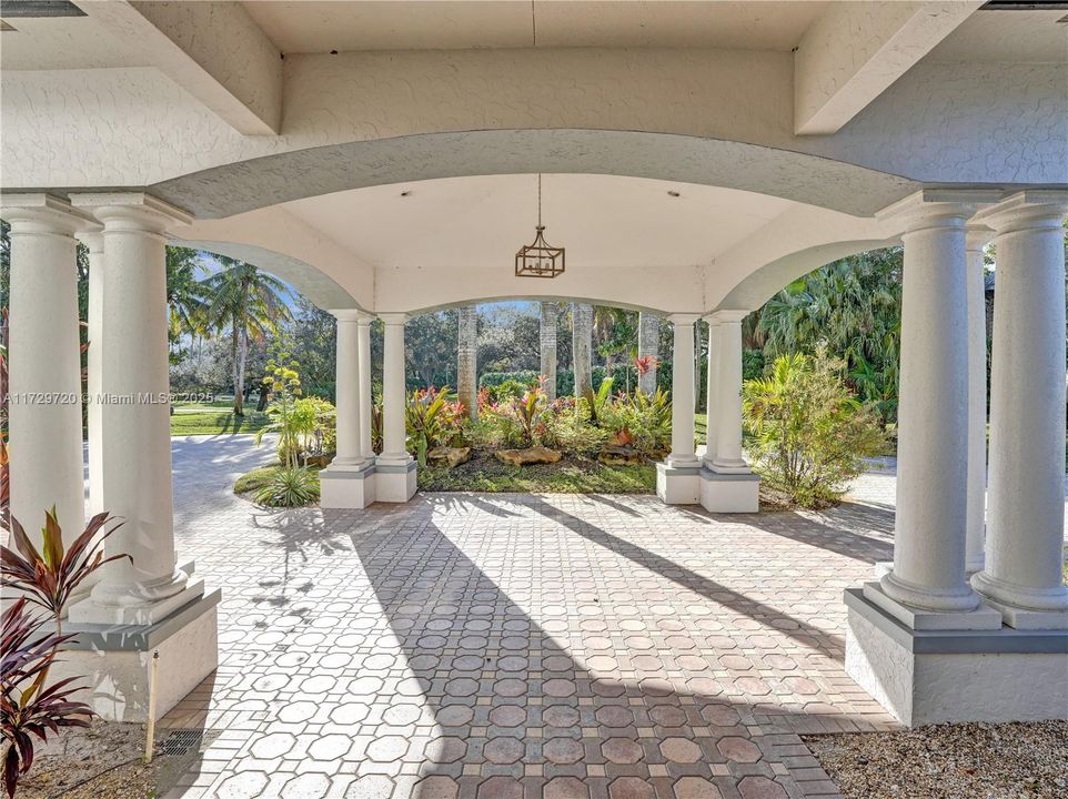 For Sale: $5,179,000 (6 beds, 6 baths, 7488 Square Feet)
