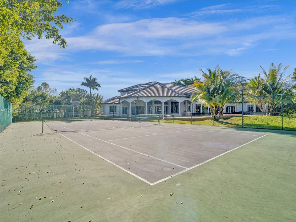 For Sale: $5,179,000 (6 beds, 6 baths, 7488 Square Feet)