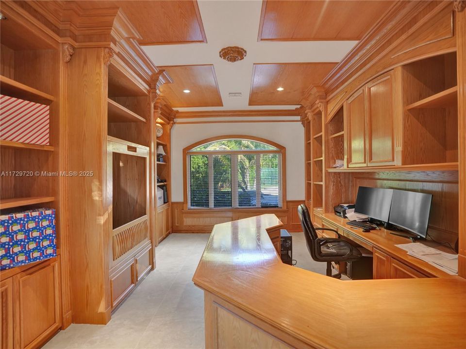 For Sale: $5,179,000 (6 beds, 6 baths, 7488 Square Feet)