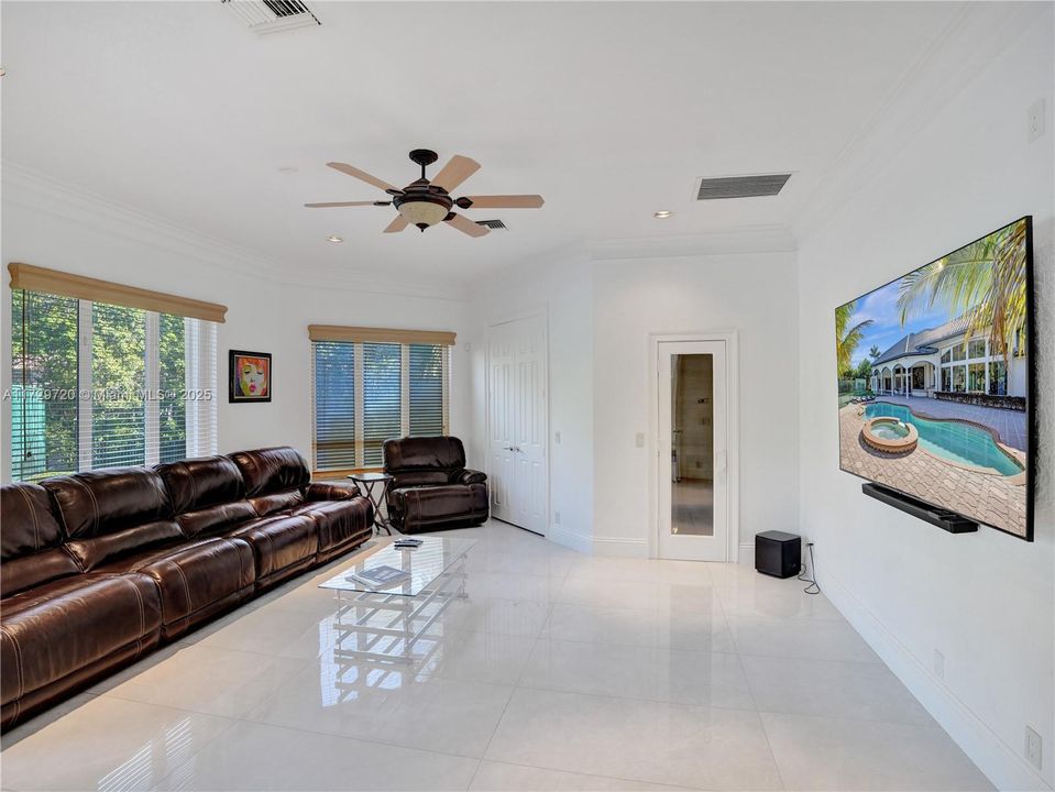 For Sale: $5,179,000 (6 beds, 6 baths, 7488 Square Feet)