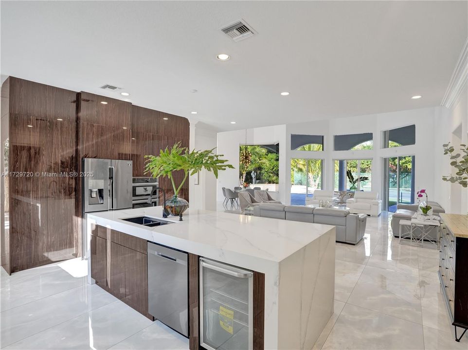 For Sale: $5,179,000 (6 beds, 6 baths, 7488 Square Feet)