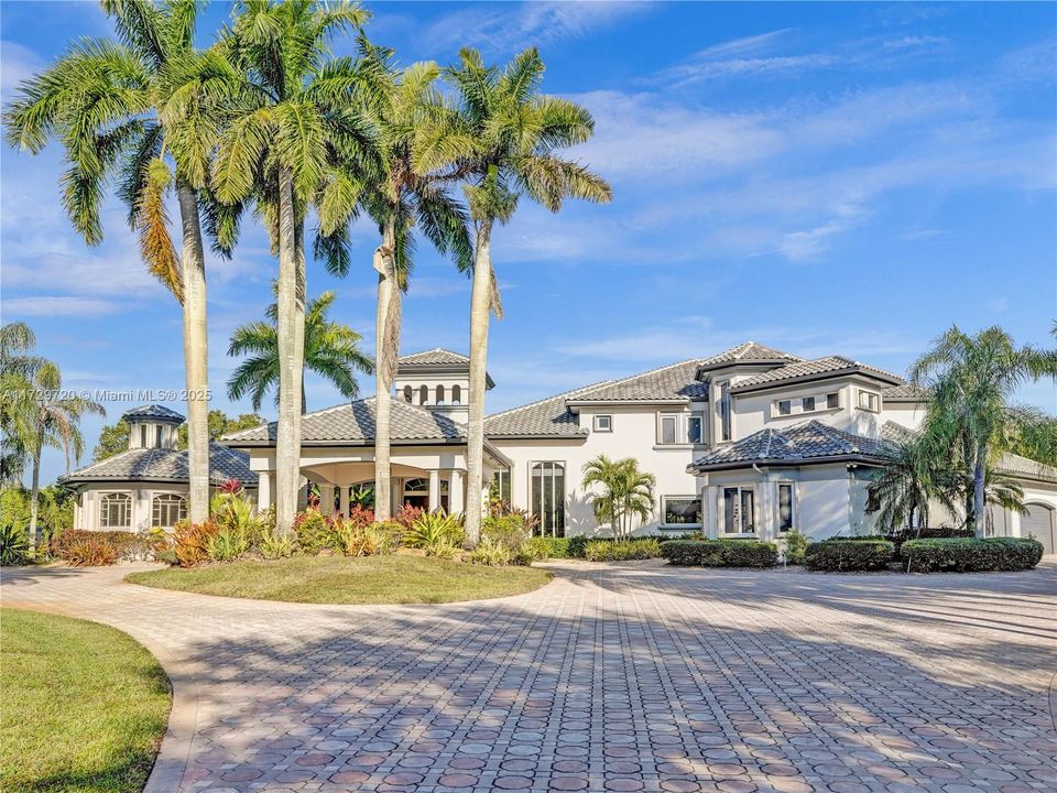 For Sale: $5,179,000 (6 beds, 6 baths, 7488 Square Feet)