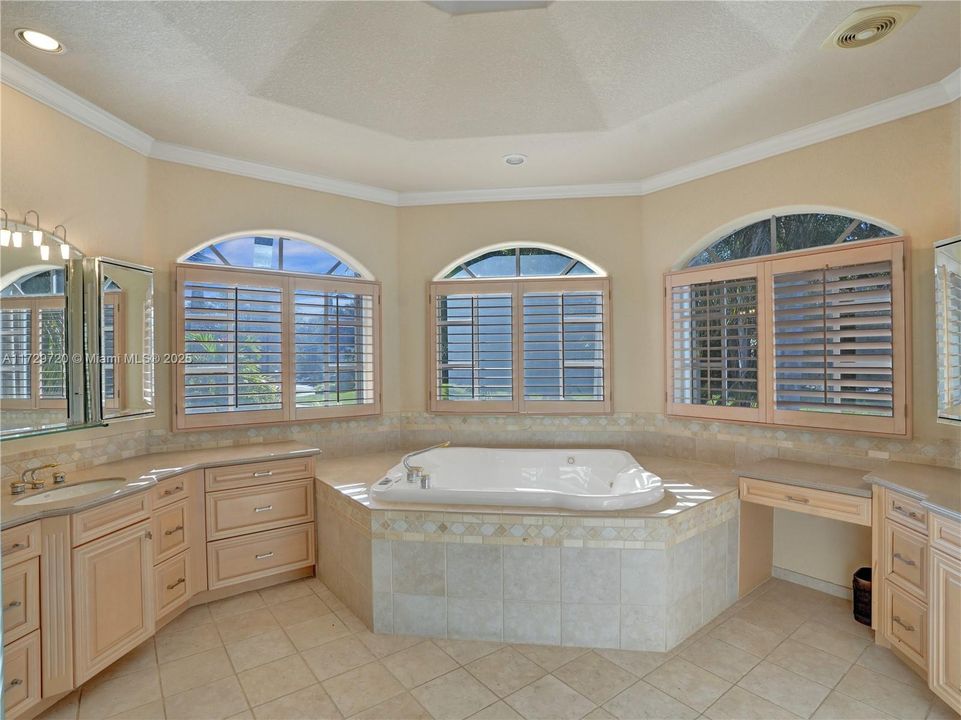 For Sale: $5,179,000 (6 beds, 6 baths, 7488 Square Feet)