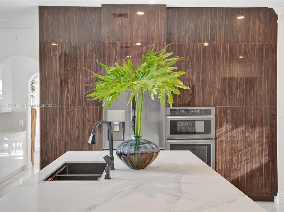 For Sale: $5,179,000 (6 beds, 6 baths, 7488 Square Feet)