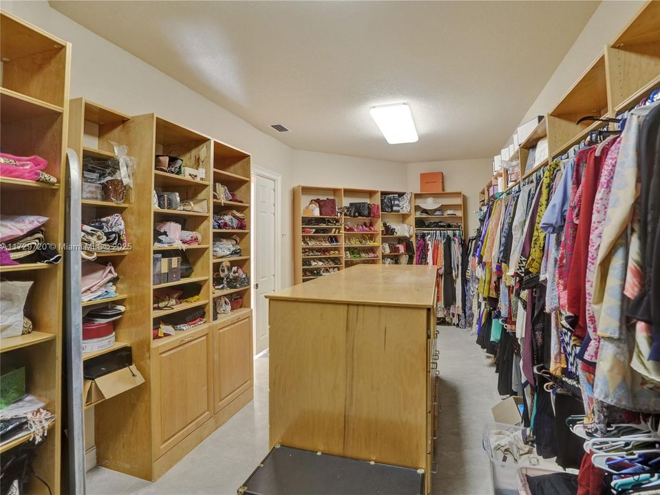 For Sale: $5,179,000 (6 beds, 6 baths, 7488 Square Feet)