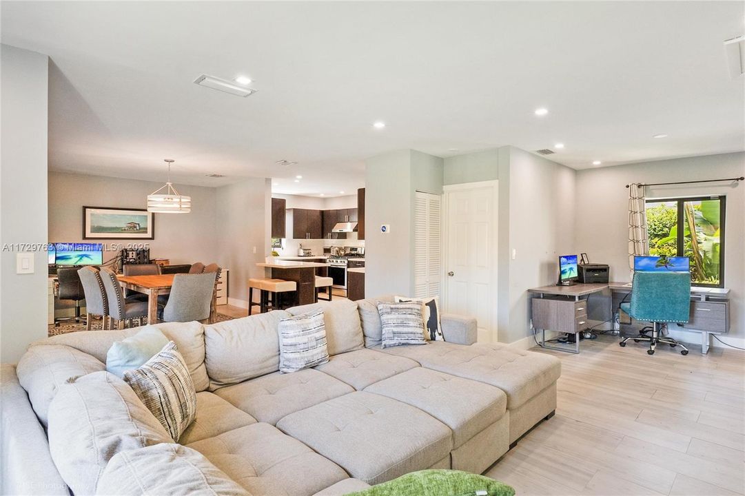 待售: $1,250,000 (4 贝兹, 3 浴室, 1774 平方英尺)