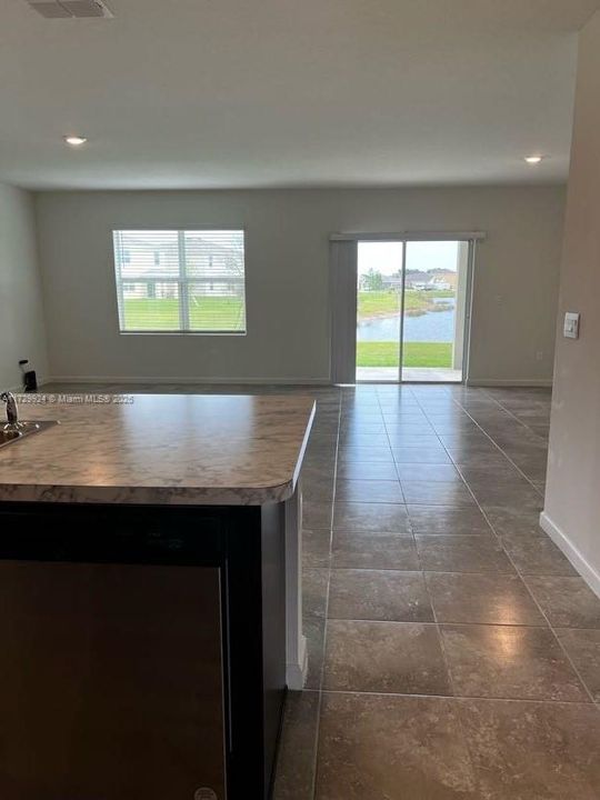 最近租的: $2,600 (4 贝兹, 2 浴室, 1934 平方英尺)