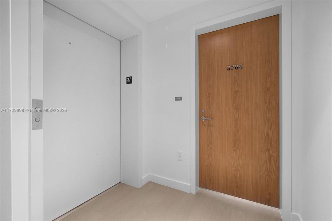 На продажу: $3,650,000 (2 спален, 2 ванн, 1434 Квадратных фут)