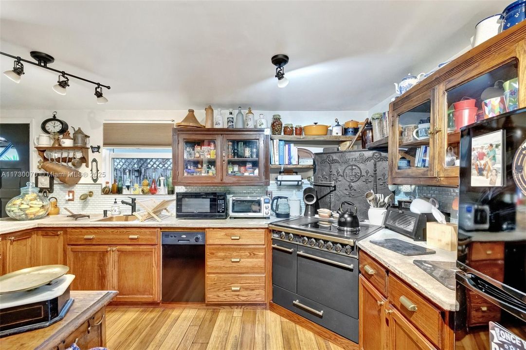 For Sale: $730,000 (3 beds, 2 baths, 1360 Square Feet)