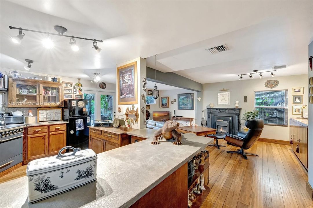 For Sale: $730,000 (3 beds, 2 baths, 1360 Square Feet)