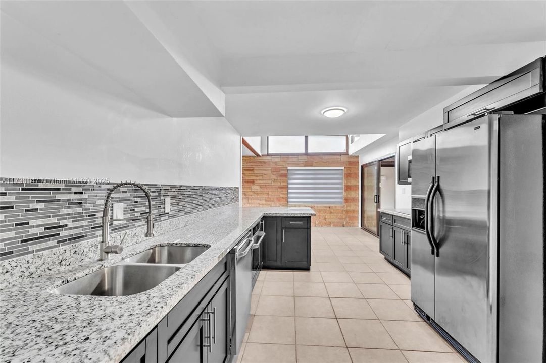 Recently Rented: $2,950 (3 beds, 3 baths, 2051 Square Feet)