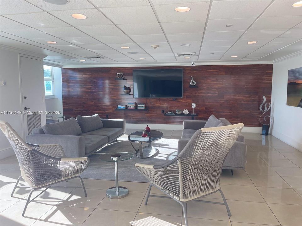 待售: $1,089,000 (2 贝兹, 2 浴室, 1078 平方英尺)