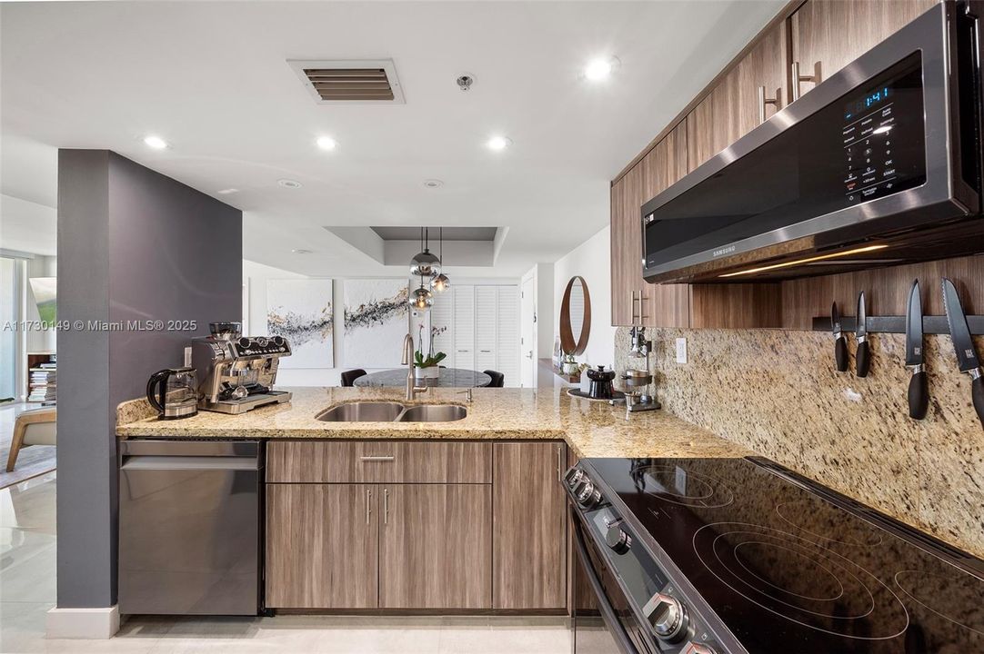 待售: $1,089,000 (2 贝兹, 2 浴室, 1078 平方英尺)