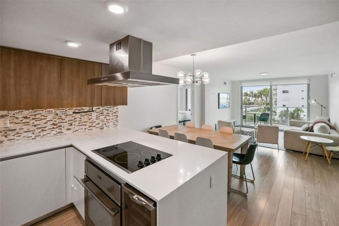 For Sale: $690,000 (2 beds, 2 baths, 1321 Square Feet)