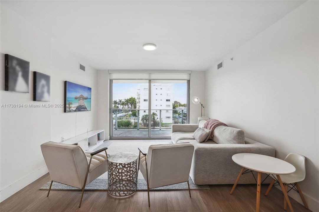 For Sale: $690,000 (2 beds, 2 baths, 1321 Square Feet)