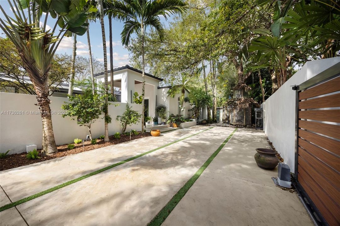 Vendido Recientemente: $4,295,000 (4 camas, 3 baños, 3879 Pies cuadrados)