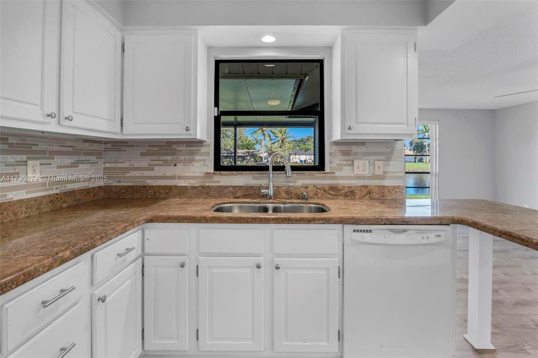 Recently Sold: $520,000 (3 beds, 2 baths, 1576 Square Feet)