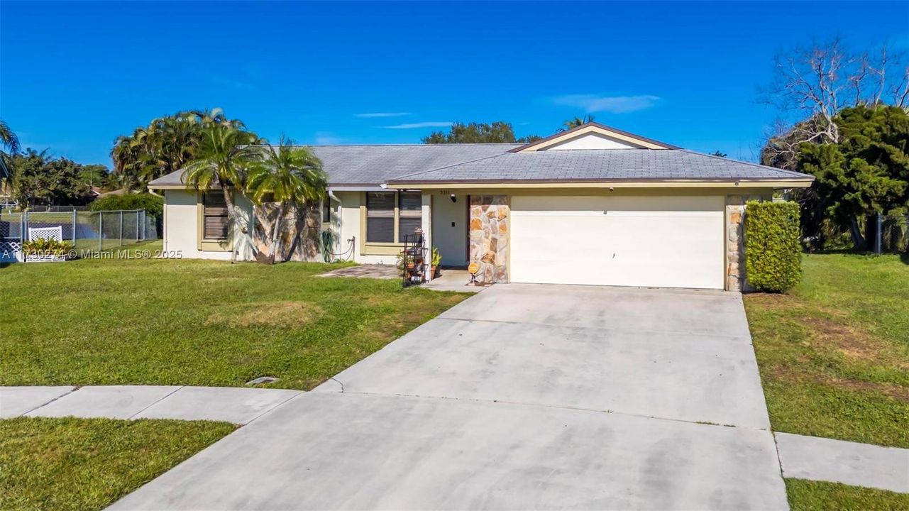 Recently Sold: $520,000 (3 beds, 2 baths, 1576 Square Feet)