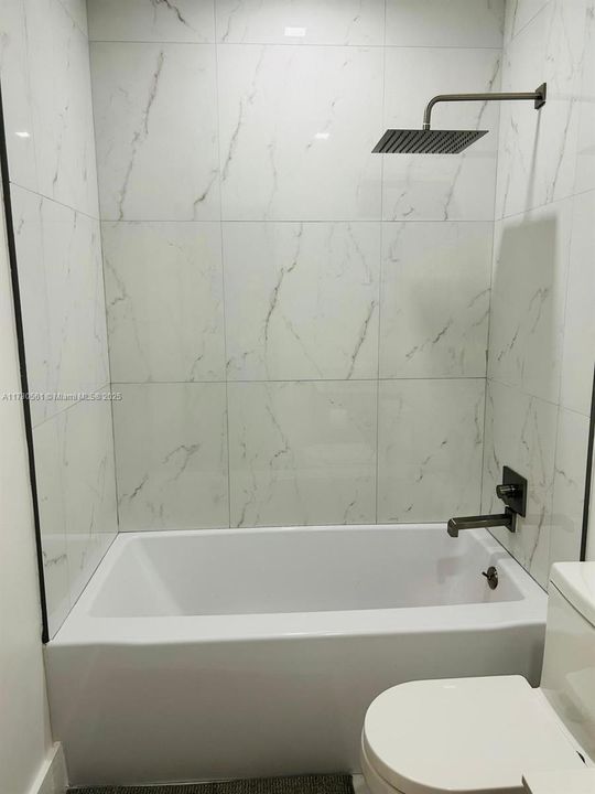 合同活跃: $649,000 (3 贝兹, 2 浴室, 2212 平方英尺)