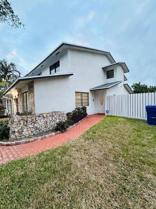 合同活跃: $649,000 (3 贝兹, 2 浴室, 2212 平方英尺)