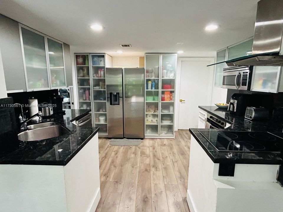 合同活跃: $649,000 (3 贝兹, 2 浴室, 2212 平方英尺)