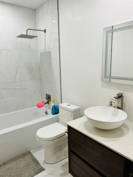 合同活跃: $649,000 (3 贝兹, 2 浴室, 2212 平方英尺)