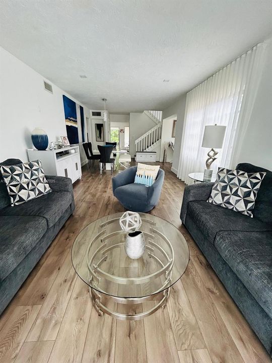 合同活跃: $649,000 (3 贝兹, 2 浴室, 2212 平方英尺)