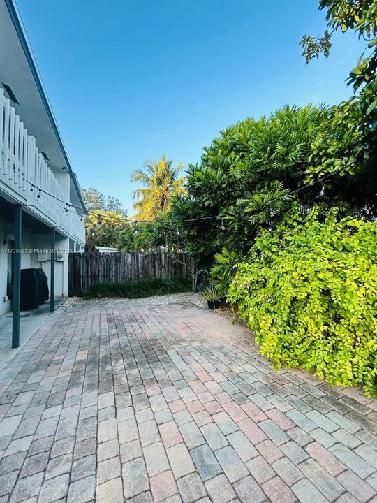 合同活跃: $649,000 (3 贝兹, 2 浴室, 2212 平方英尺)