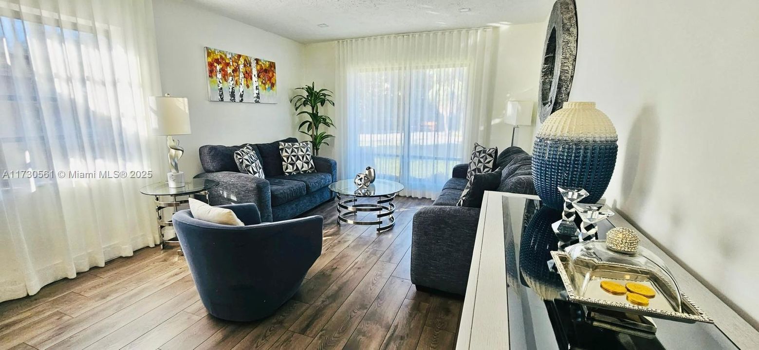 合同活跃: $649,000 (3 贝兹, 2 浴室, 2212 平方英尺)