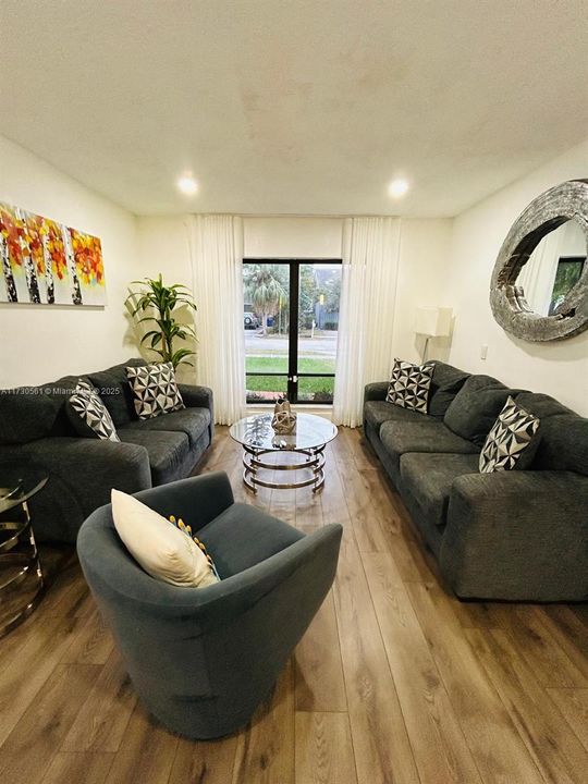 合同活跃: $649,000 (3 贝兹, 2 浴室, 2212 平方英尺)