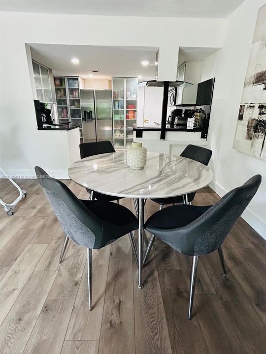 合同活跃: $649,000 (3 贝兹, 2 浴室, 2212 平方英尺)