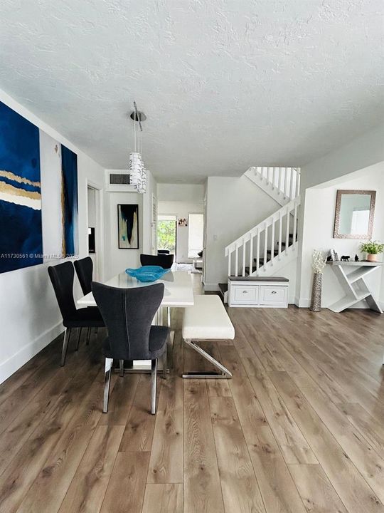 合同活跃: $649,000 (3 贝兹, 2 浴室, 2212 平方英尺)