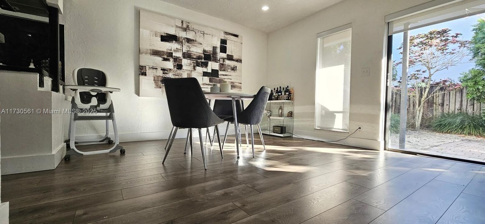 合同活跃: $649,000 (3 贝兹, 2 浴室, 2212 平方英尺)