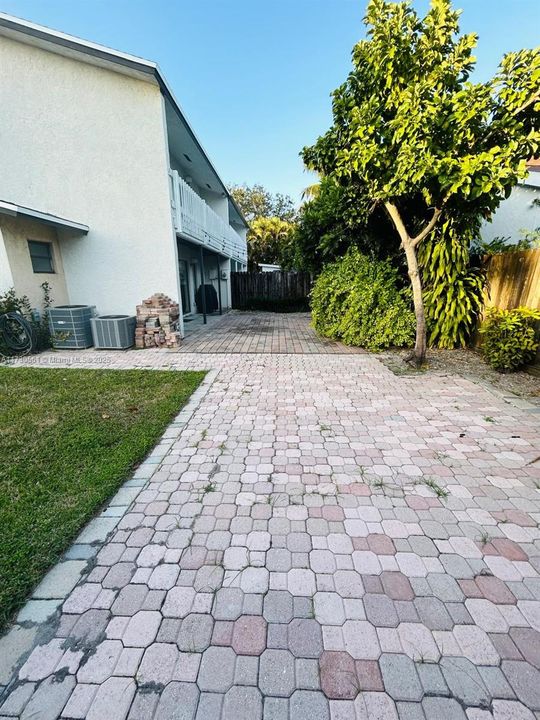 合同活跃: $649,000 (3 贝兹, 2 浴室, 2212 平方英尺)