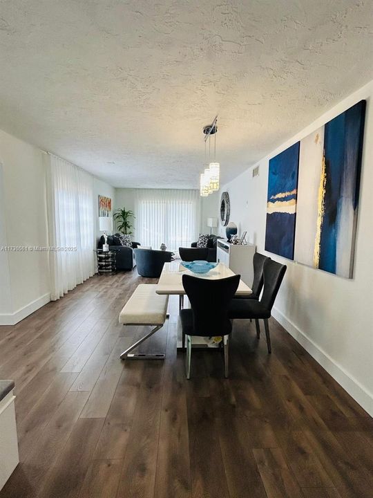 合同活跃: $649,000 (3 贝兹, 2 浴室, 2212 平方英尺)