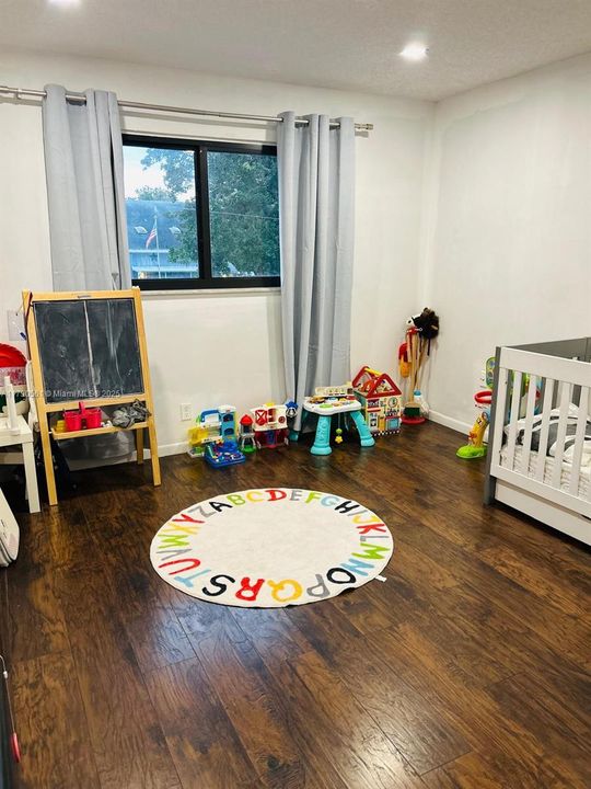 合同活跃: $649,000 (3 贝兹, 2 浴室, 2212 平方英尺)