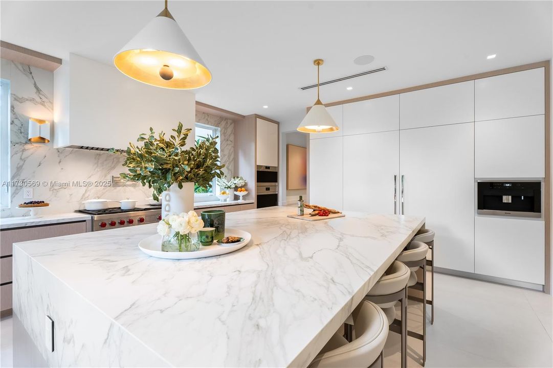 Vendido Recientemente: $6,595,000 (6 camas, 6 baños, 6026 Pies cuadrados)