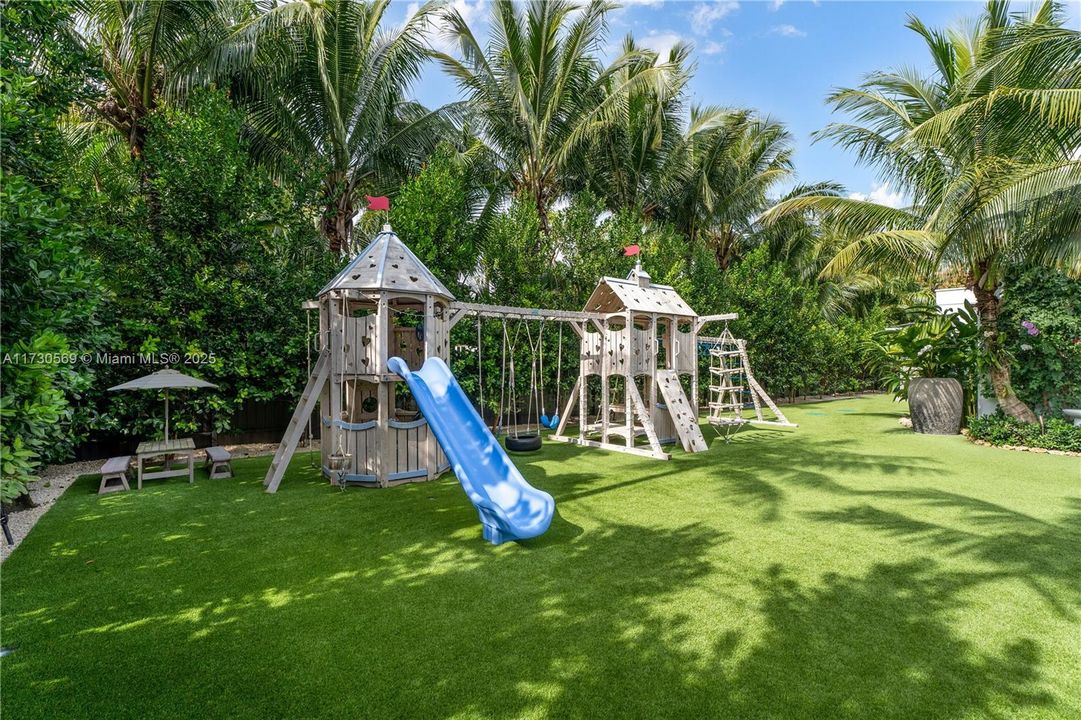 Vendido Recientemente: $6,595,000 (6 camas, 6 baños, 6026 Pies cuadrados)