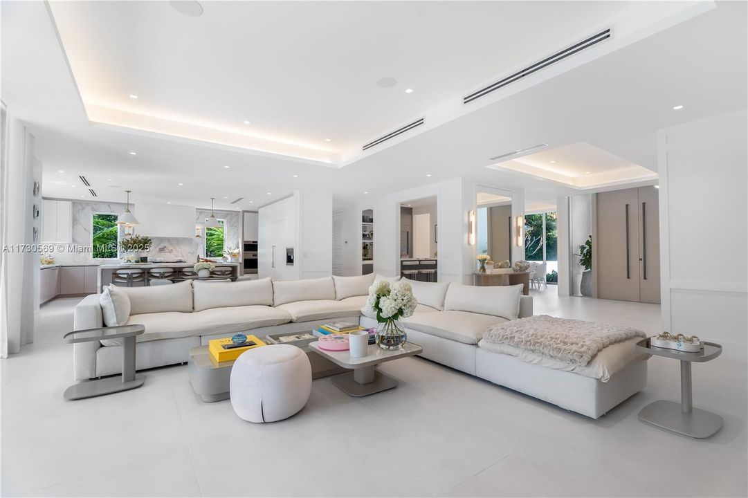 Vendido Recientemente: $6,595,000 (6 camas, 6 baños, 6026 Pies cuadrados)