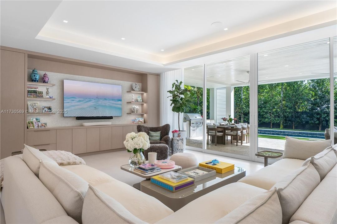 Vendido Recientemente: $6,595,000 (6 camas, 6 baños, 6026 Pies cuadrados)