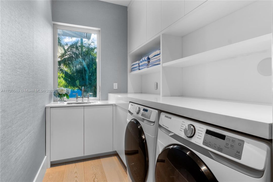 Vendido Recientemente: $6,595,000 (6 camas, 6 baños, 6026 Pies cuadrados)