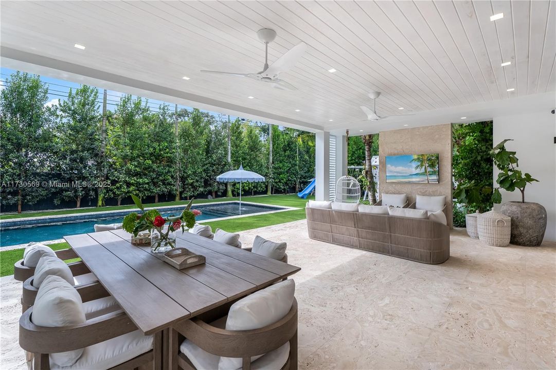 Vendido Recientemente: $6,595,000 (6 camas, 6 baños, 6026 Pies cuadrados)